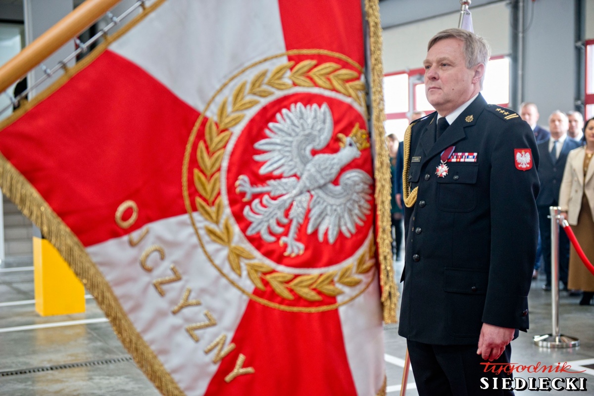 Komendant KM PSP w Siedlcach Andrzej Celiński pożegnał się ze sztandarem