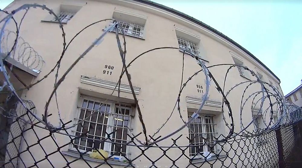 Zaparkował samochód w lesie i długo z niego nie wysiadał