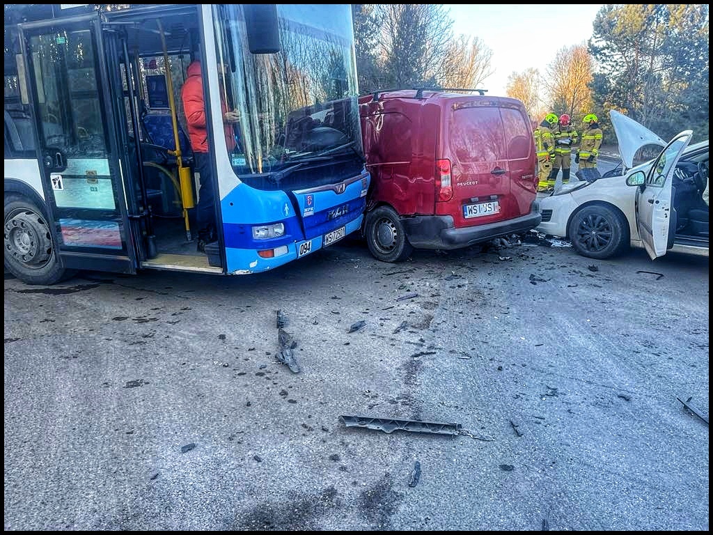 Zderzenie autobusu z dwoma pojazdami w Woli Suchożebrskiej