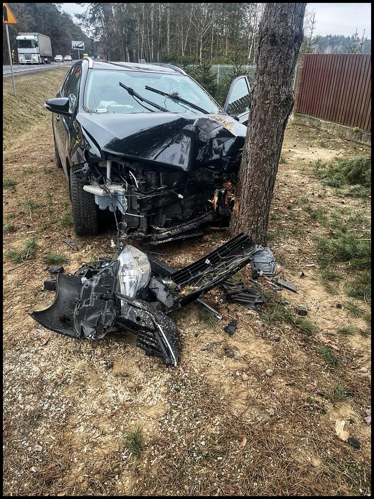 Kierujący toyotą uderzył w drzewo