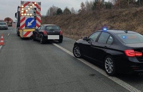 Pijany wjechał w pojazd służby drogowej