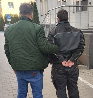Podpalili mężczyznę wkładem do znicza