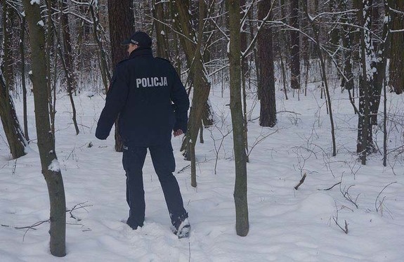 Policjanci znaleźli w lesie wyziębionego mężczyznę