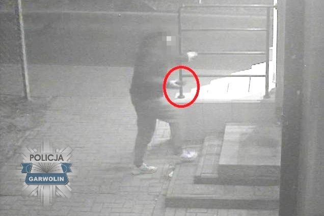 66-latek kamieniem zdewastował bankomat