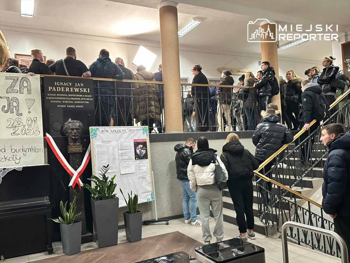 Powiat miński: Protest uczniów. Na miejscu pojawiła się policja, ktoś rozpylił gaz