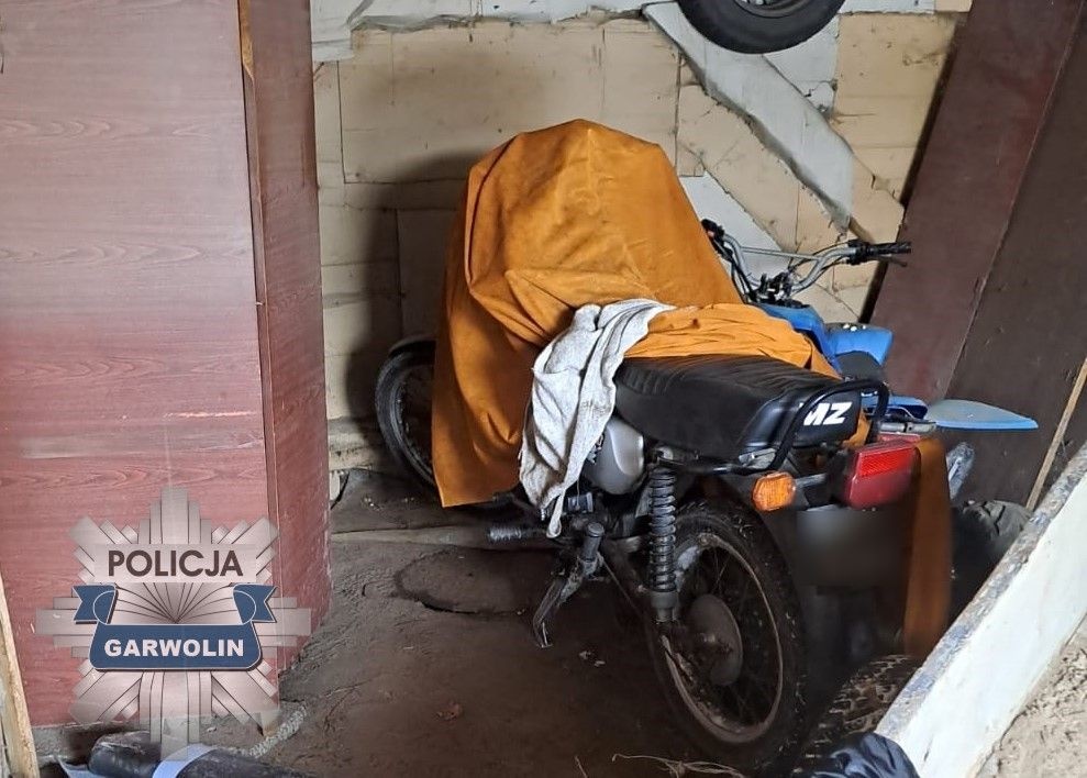Skradziony motocykl przewoził skradzioną przyczepką... W domu miał broń, amunicję i amfetaminę
