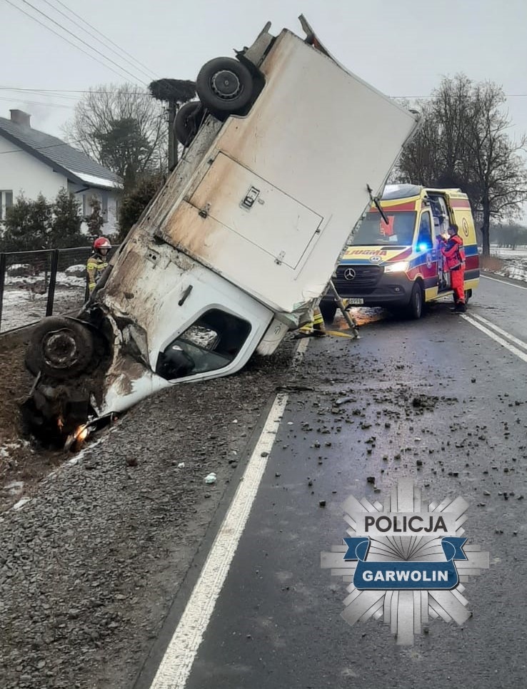 Bus wjechał do rowu