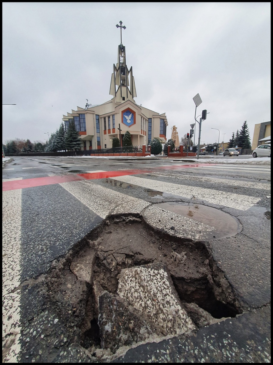 Uwaga! Zapadnięta studzienka