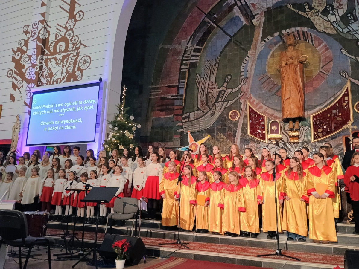 Wspaniały koncert kolęd siedleckich scholi parafialnych (galeria zdjęć+filmy)