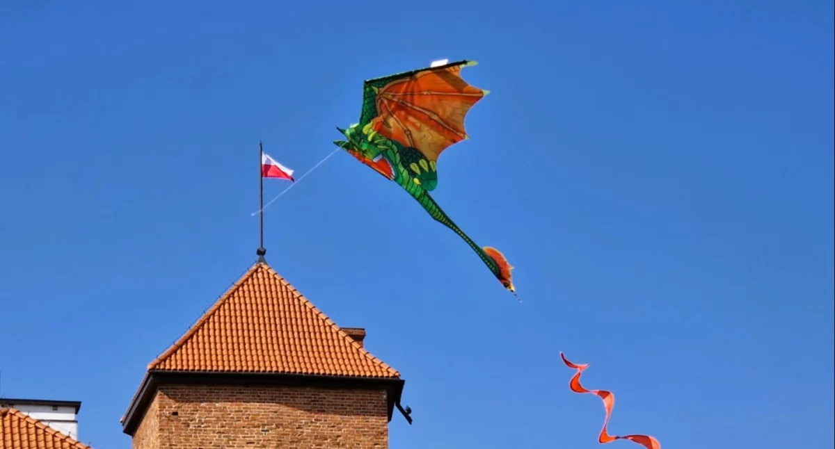 Zielone smoki nad Zamkiem w Liwie na powitanie Wiosny