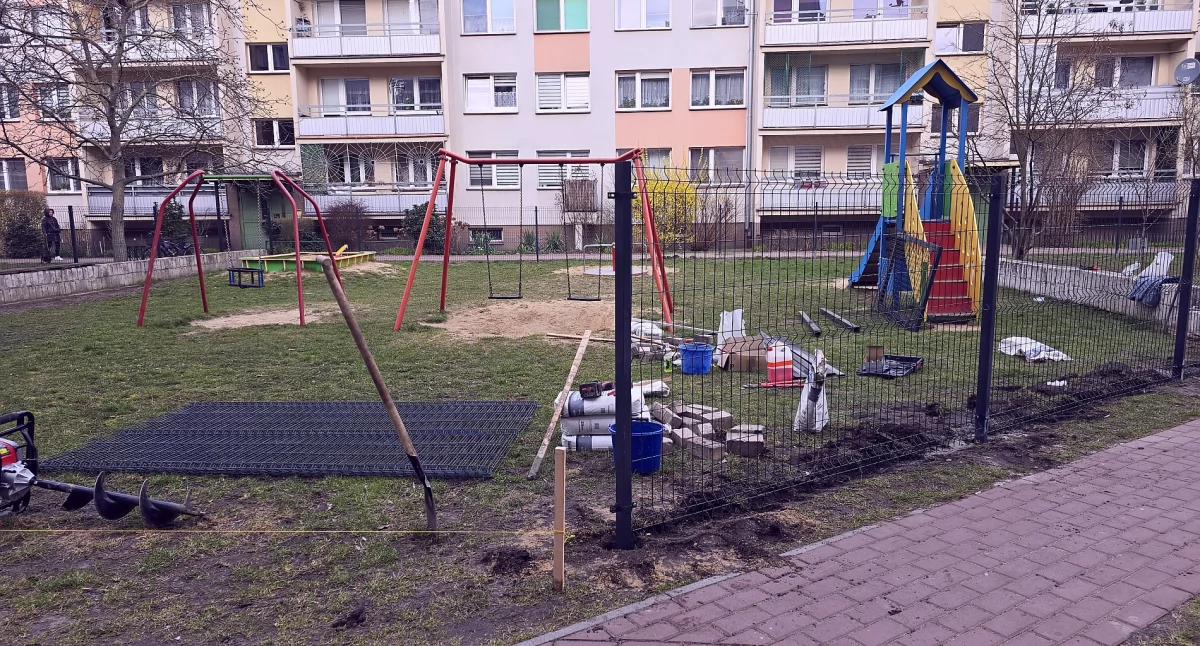 Ul. Chrobrego w Siedlcach: plac zabaw za kratkami