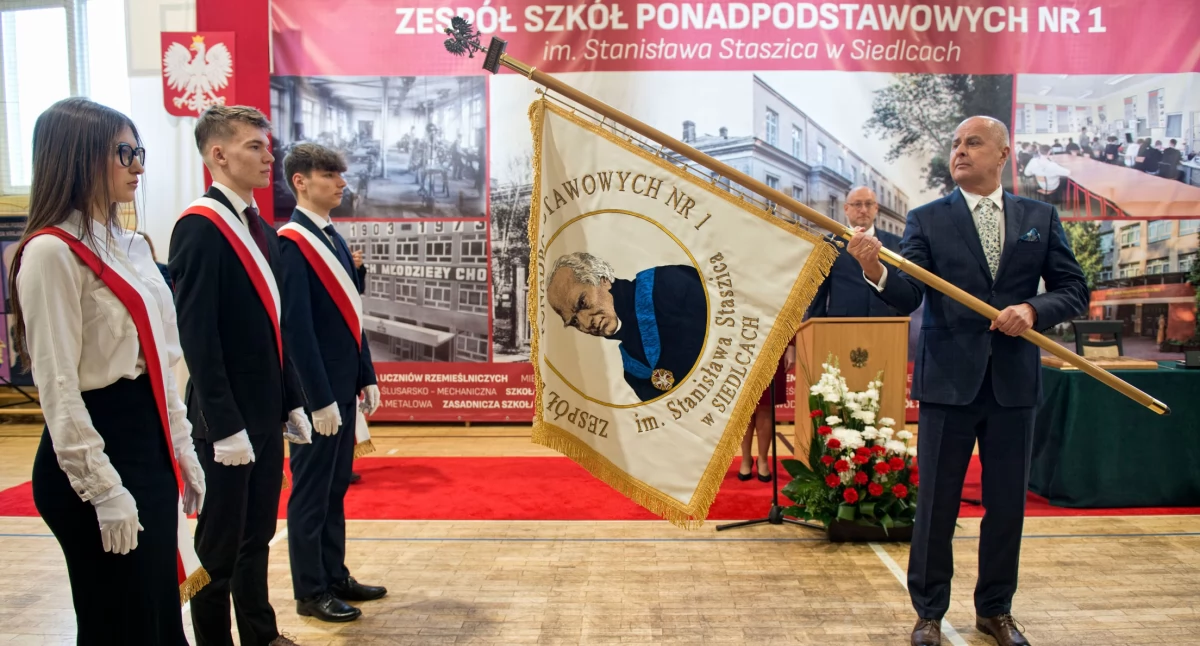 Nowy sztandar dla ZSP nr 1 w Siedlcach – symbol tradycji i wartości