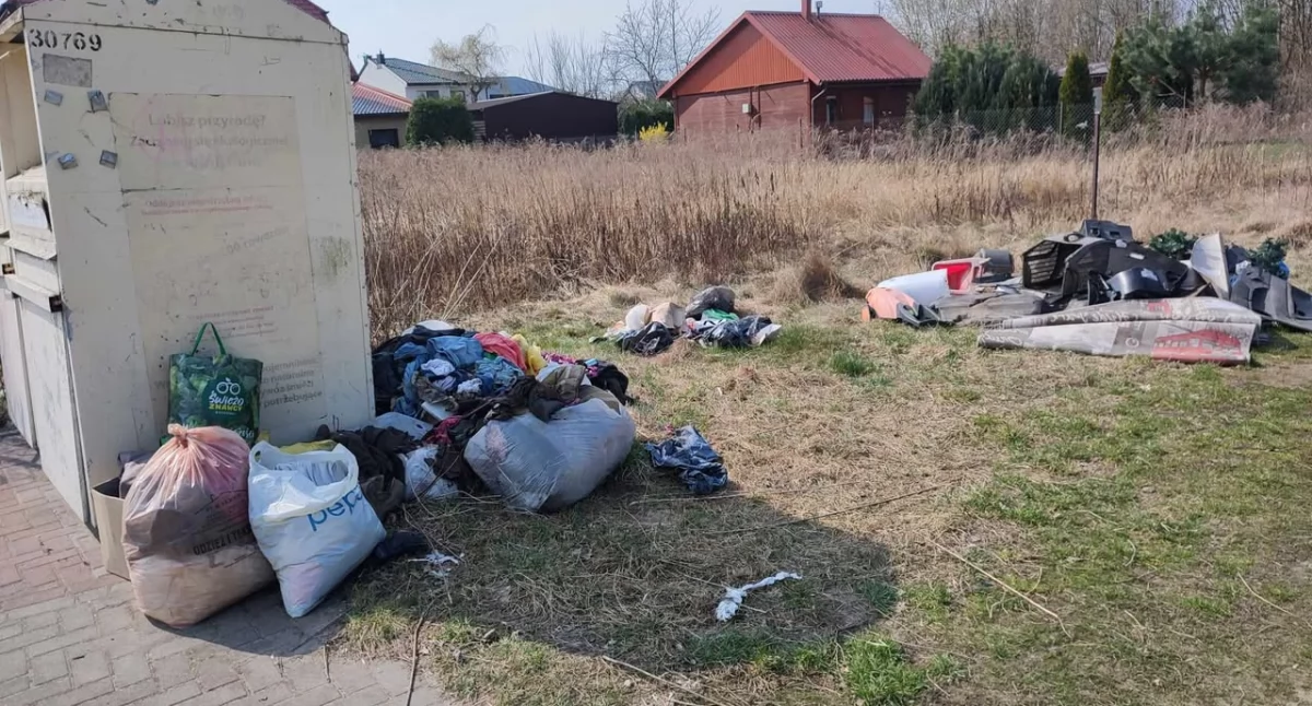 Śmieci przy ul. Wiązowej w Siedlcach – mieszkańcy skarżą się na brak reakcji