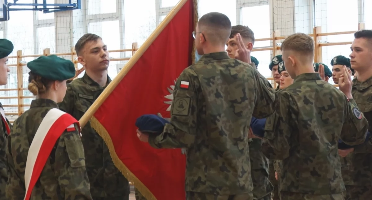 Ślubowanie uczniów klasy wojskowej II LO w Węgrowie
