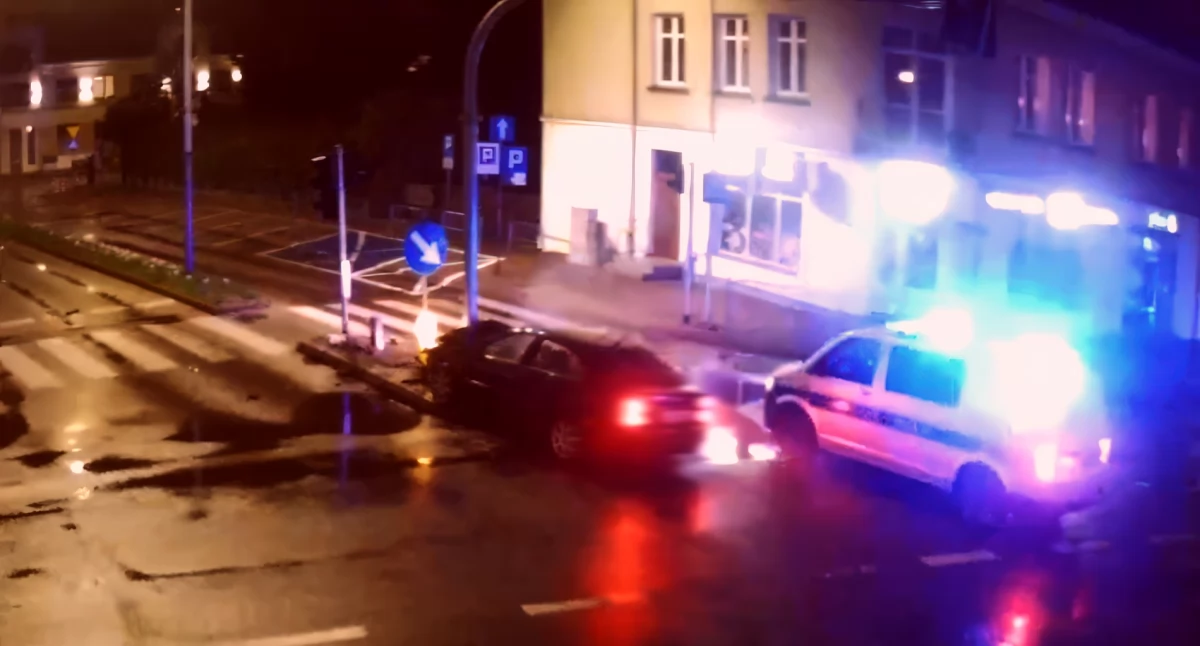 Łuków: pijany uciekał policji i uderzył w słup. Zobacz film