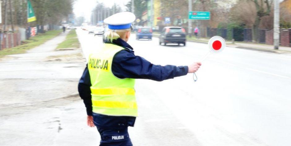 Pijany 35-latek pędził w terenie zabudowanym. Przewoził 2 dzieci