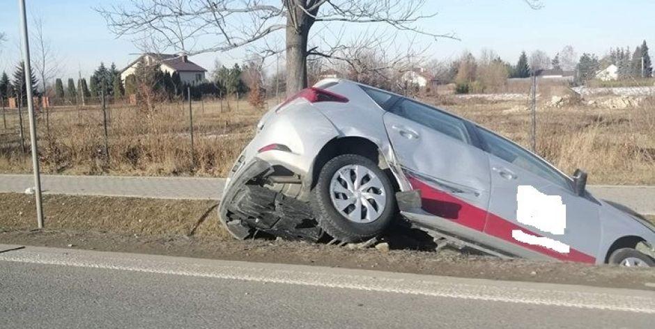 Samochód w rowie. Utrudnienia na DK 2 (aktualizacja)
