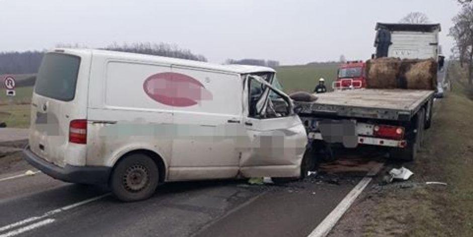 Wypadek w Kupientynie. Kierujący busem uderzył w ciężarówkę