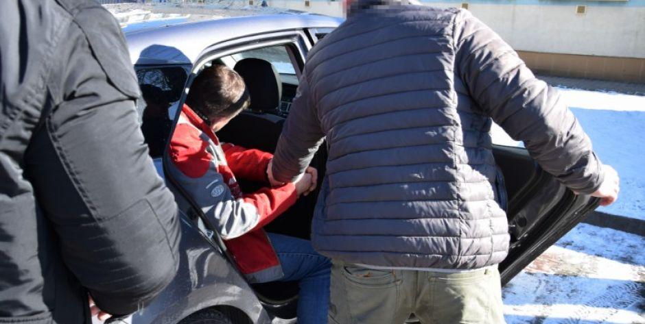 Poszukiwany schował się za lodówką
