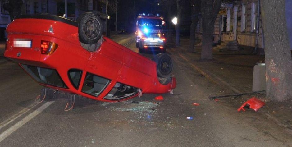 18-latek zasnął za kierownicą. Zobacz wideo!