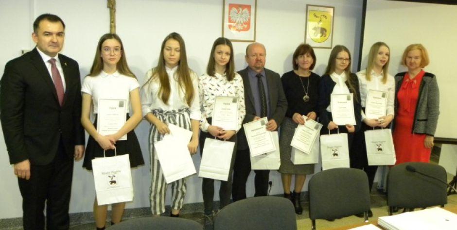 Nagrody dla laureatów konkursów historycznego i plastycznego