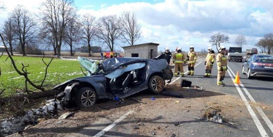 Kierujący  BMW uderzył w drzewo. Jest w ciężkim stanie