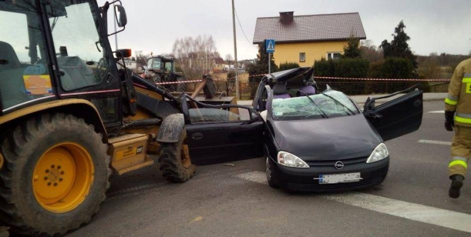 Poważny wypadek w Wojcieszkowie. Opel zderzył się z koparką