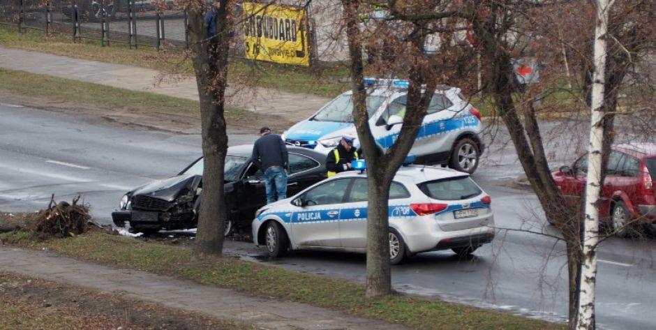 Mercedes uderzył w drzewo. Utrudnienia na ul. Sokołowskiej (Aktualizacja)