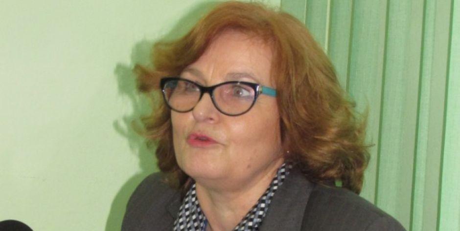 Zarabia o połowę mniej 