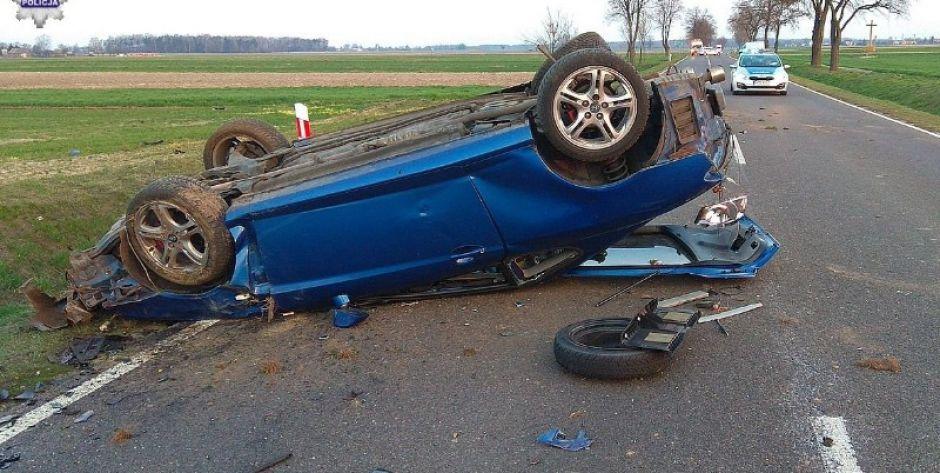 Dachowanie na Krajowej 63! 21-latek zasnął za kierownicą