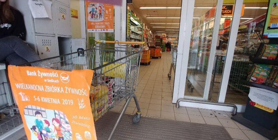 Wielkanocna Zbiórka Żywności w Siedlcach. Wrzuć coś do koszyka!