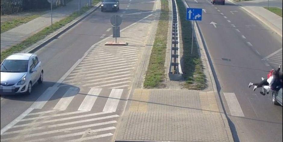 75-latek potrącił 4 nastolatki na pasach. Zobacz film!