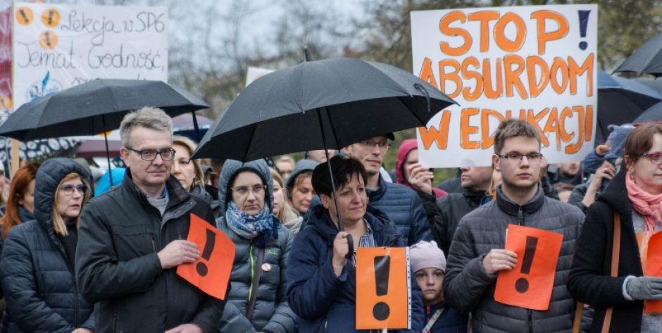 Mińsk Mazowiecki: Wiec poparcia dla strajkujących nauczycieli 