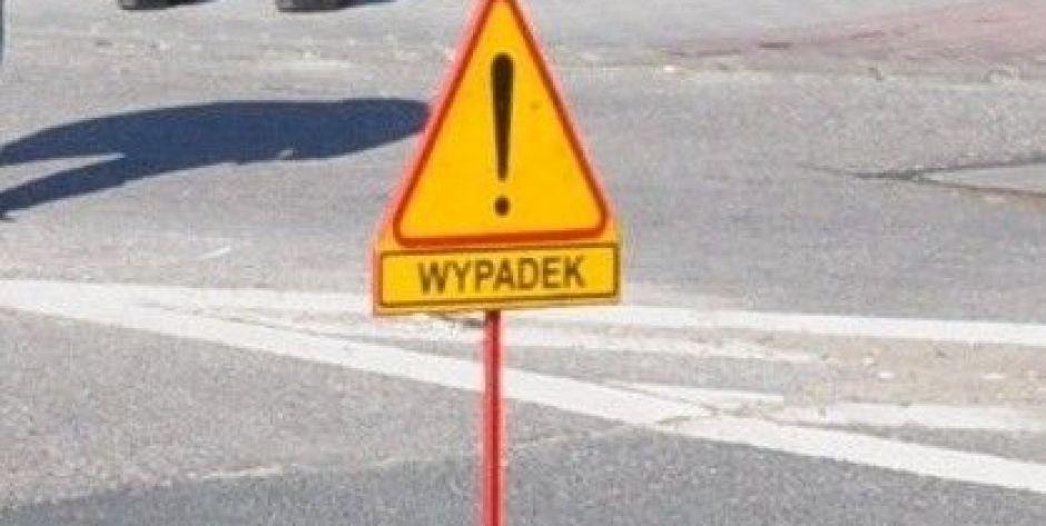 Jechał bez prawa jazdy. Uderzył w drzewo!