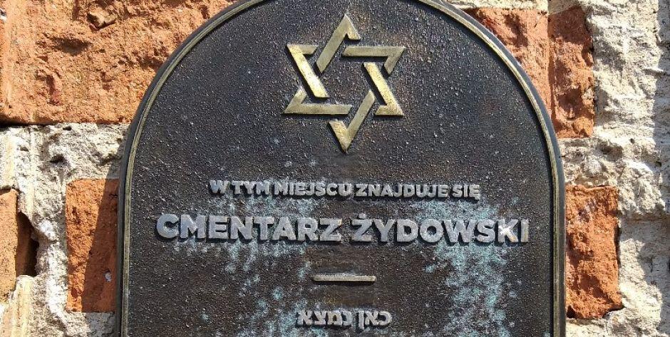 Tablica, znaczek i goście...
