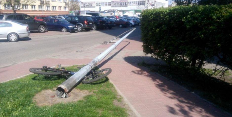 Taki wiatr, że latarnie łamie