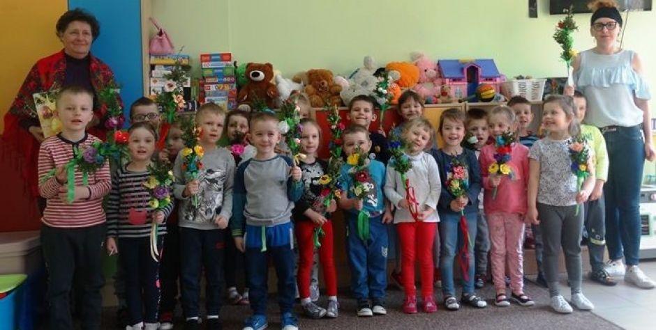 MGOK w Mordach przekazuje tradycje robienia palm wielkanocnych