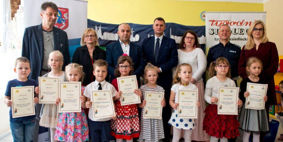 Przedszkolaki pisały i rysowały: Mamo, tato, jedź bezpiecznie 