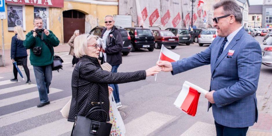 Prezydent Siedlec i harcerze rozdają flagi 