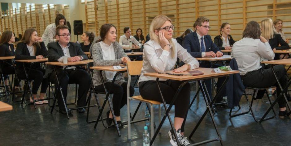 Ruszyły matury. Zobacz zdjęcia z „Królówki”! Temat rozprawki
