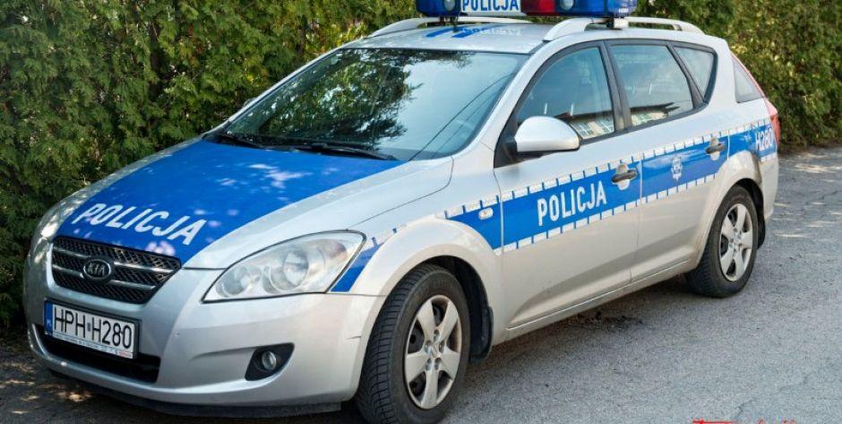 Policjanci przez całą noc pilnowali szkół/Maile o bombach