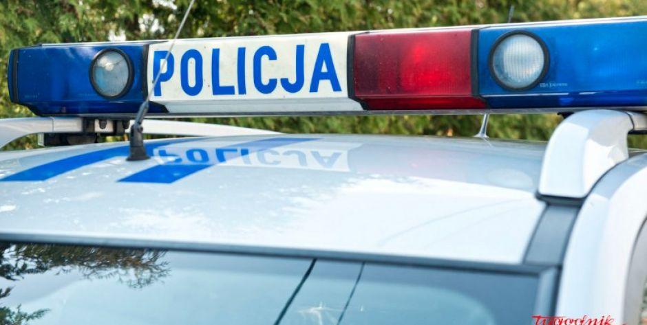 Przejechał samochodem po nodze kolegi, uciekł i zasnął za kierownicą