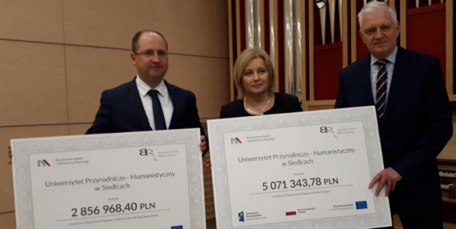 Z prezentami na urodziny uczelni 