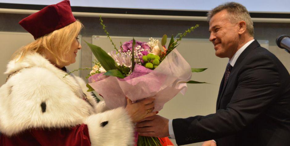 Uniwersystet: stopnie doktorskie i doktor honoris causa 