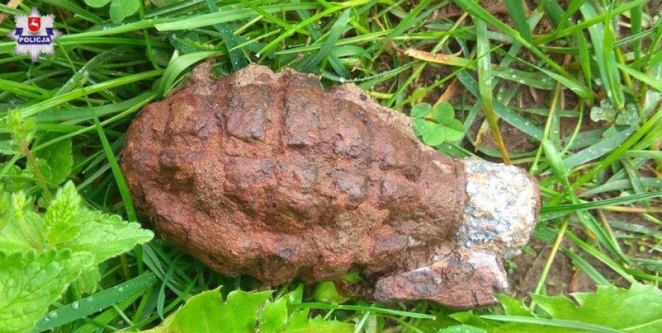 Rolnik znalazł granat na polu