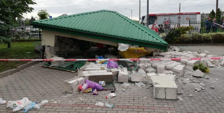 Samochód staranował wiatę  śmietnikową na ulicy Daszyńskiego w Siedlcach/ Kierowca pijany (aktualizacja)