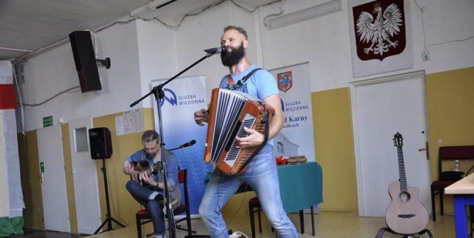 Boso i z akordeonem
