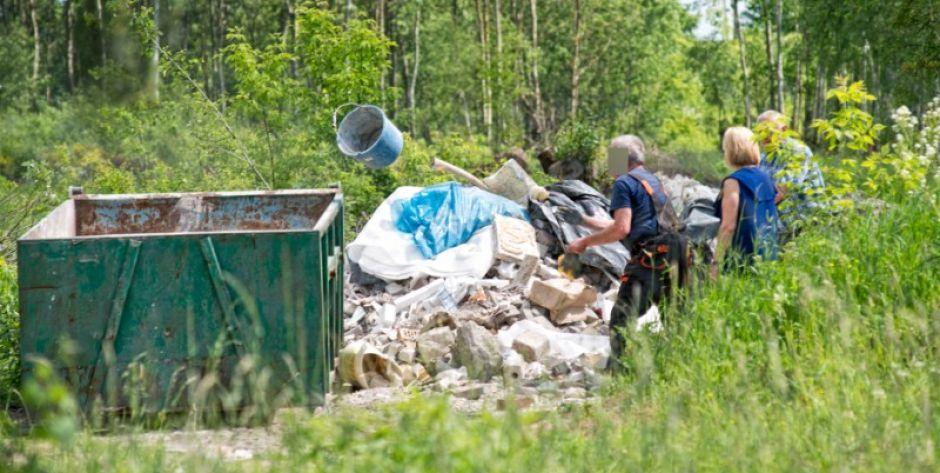 Zatrzymał ciężarówkę wyładowaną odpadami 