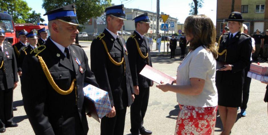Medale, awanse i prezenty dla strażaków