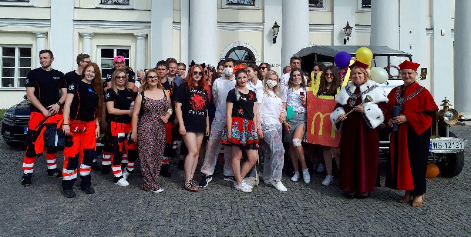 Skromny (delikatnie mówiąc) studencki korowód